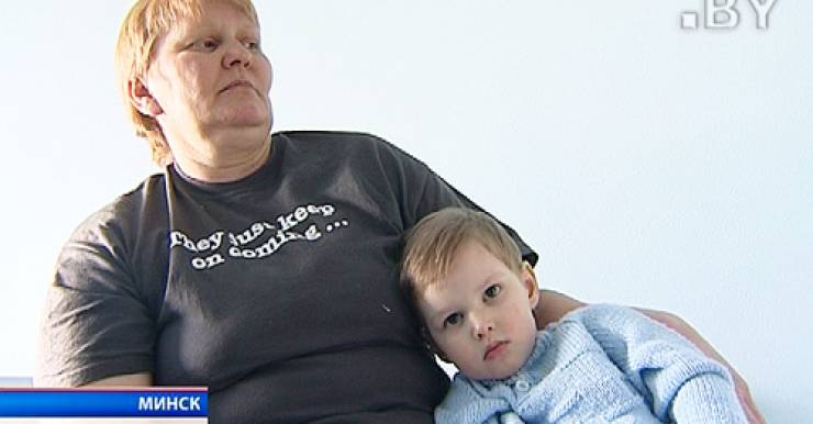 В 2011 году врачи центра провели еще одну уникальную операцию: маленький мальчик (на фото) из Столинского района проглотил батарейку, которая вызвала ожог пищевода. Врачи заменили поврежденный участок частью тонкой кишки.