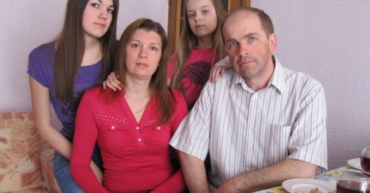 «В Беларуси мне сказали напрямую, что могут предложить только химию, и сразу предупредили, что шансов никаких <…>. Лечение, которое нам предлагают, неэффективно. Рак — это индивидуально. У каждого своя ситуация, а у нас что есть, тем и лечат».