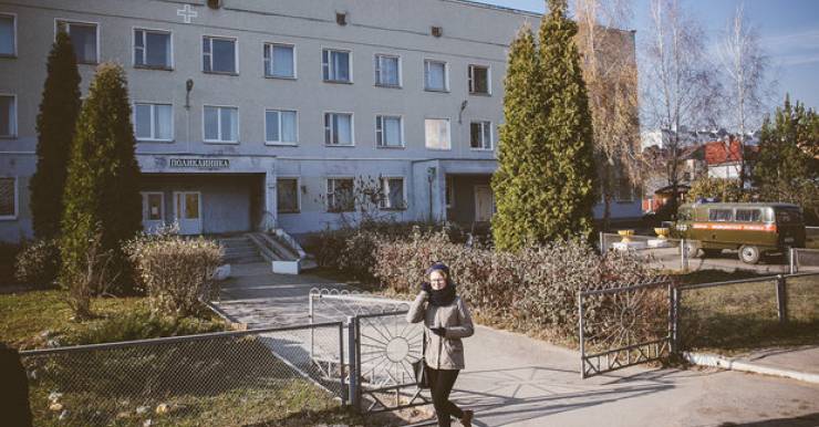 В Сенице одна поликлиника, которая обслуживает все население: и взрослых, и детей. Кроме этого, на консультации к узким специалистам сюда приезжают и жители близлежащих деревень, например, Щомыслицы. В Сенице одна поликлиника, которая обслуживает все население: и взрослых, и детей. Кроме этого, на консультации к узким специалистам сюда приезжают и жители близлежащих деревень, например, Щомыслицы.